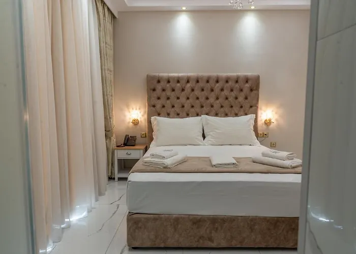 Agora Luxury Boutique לוטראקי