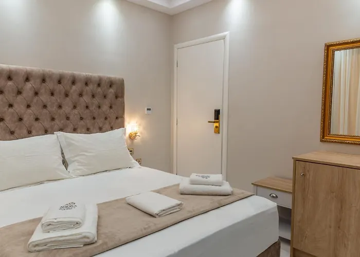 Agora Luxury Boutique לוטראקי
